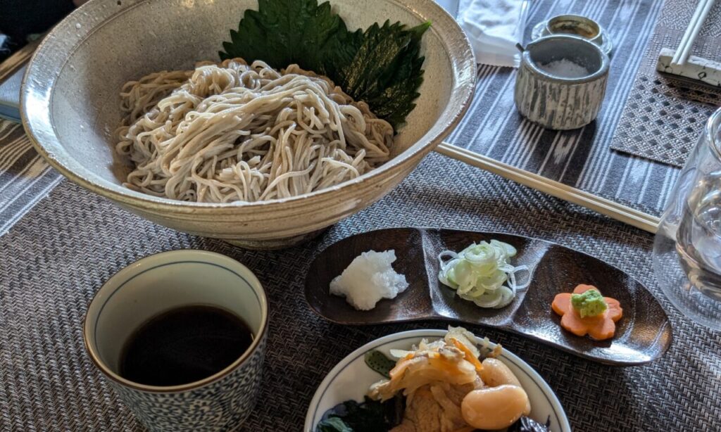 【豊前市】焼きたてのパン、注文後から打ち始める蕎麦が堪能できる、『茶房 山帰来』