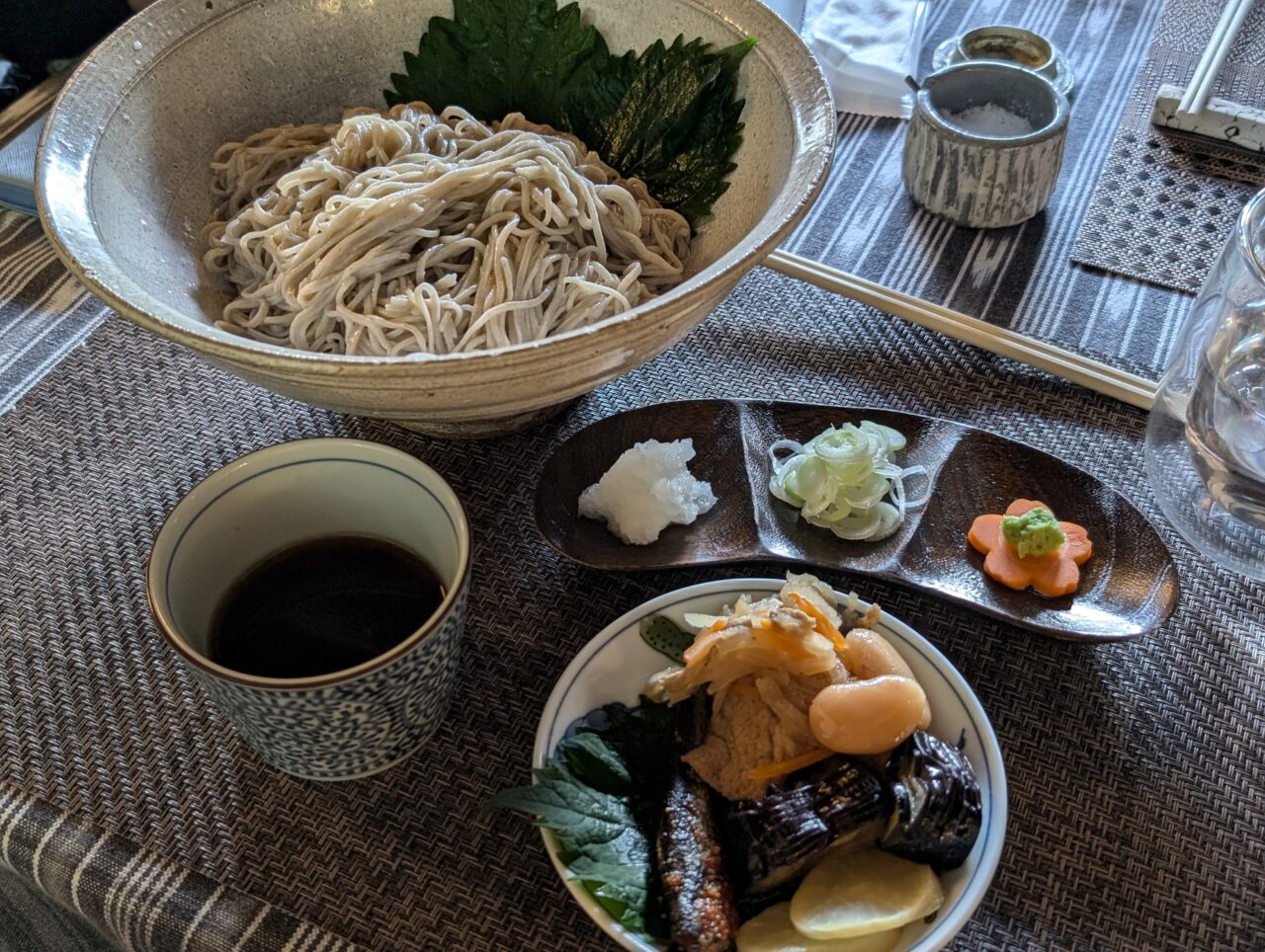 【豊前市】焼きたてのパン、注文後から打ち始める蕎麦が堪能できる、『茶房 山帰来』