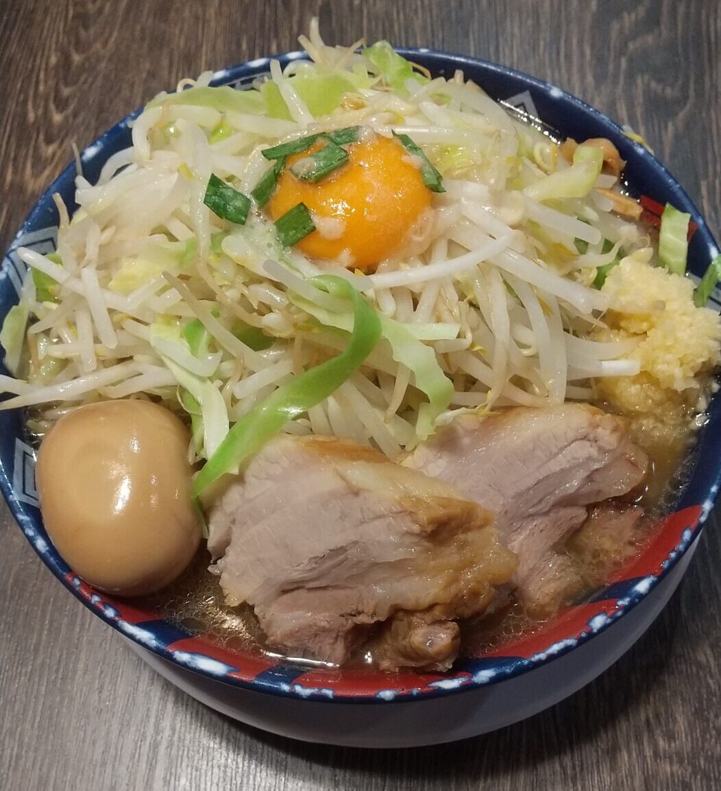 【別府市】たっぷり野菜ととろけるチャーシューにニンニクの効いた濃厚とんこつスープでボリューム満点の一杯、『太一商店 別府やまなみ店』