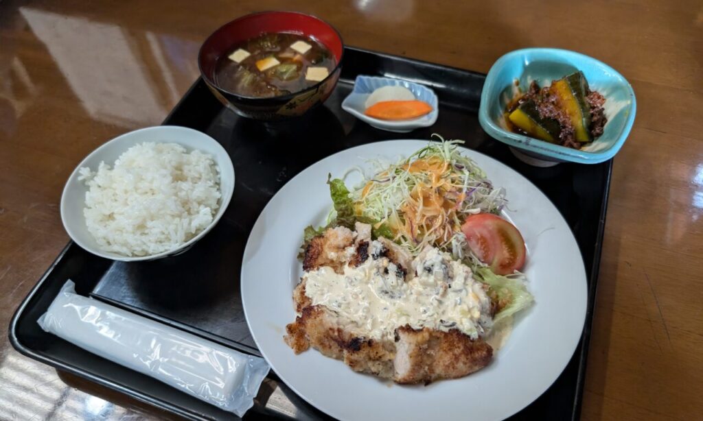 【宇佐市】薪ストーブにレトロな雰囲気の店内で食ベる、日替わり定食のみのお店『B&Bレストランムジカ』