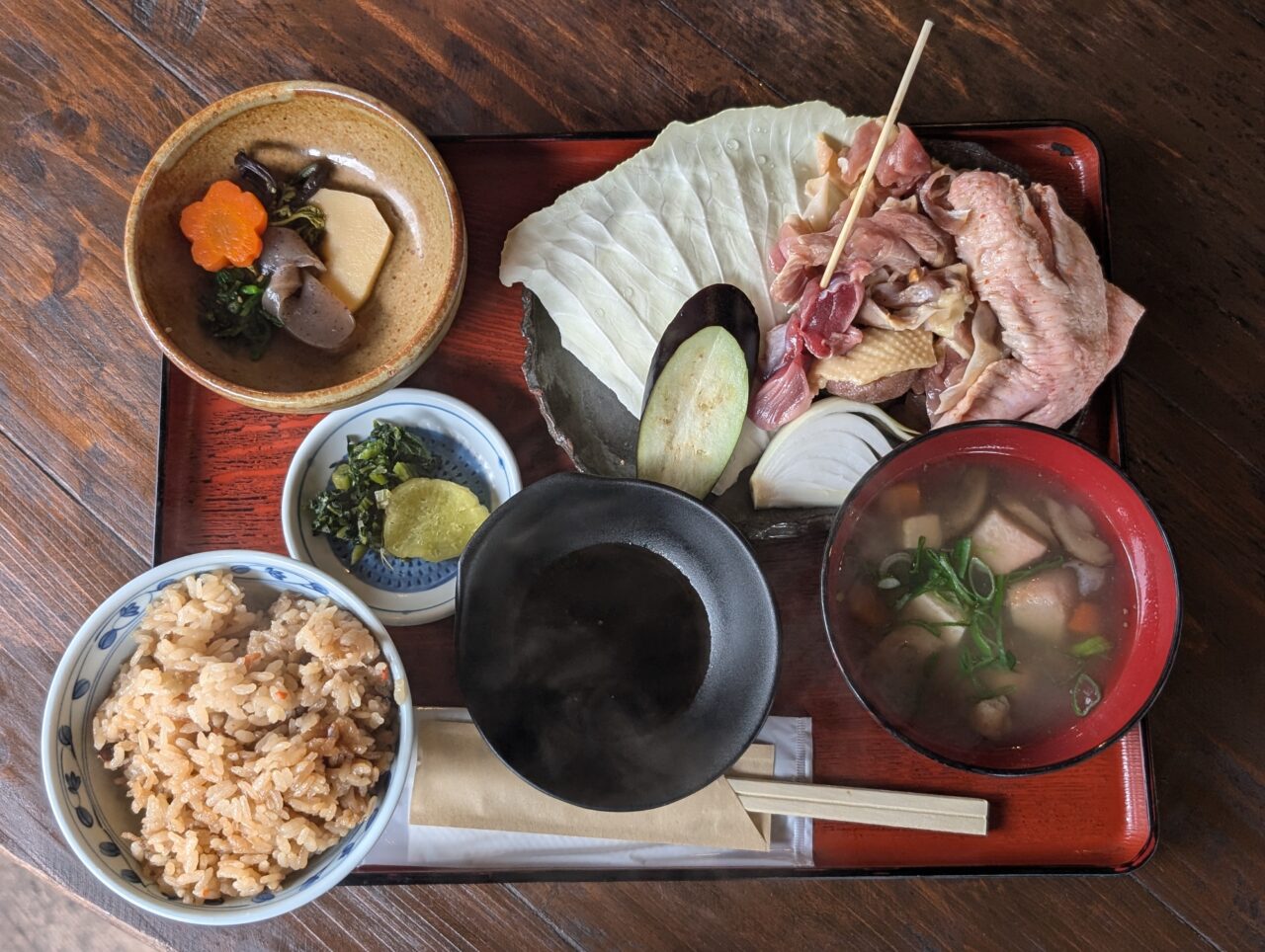【中津市】しっかりとした歯ごたえと旨みが味わえる『とろろ乃湯』のお食事処で食べる地鶏料理。