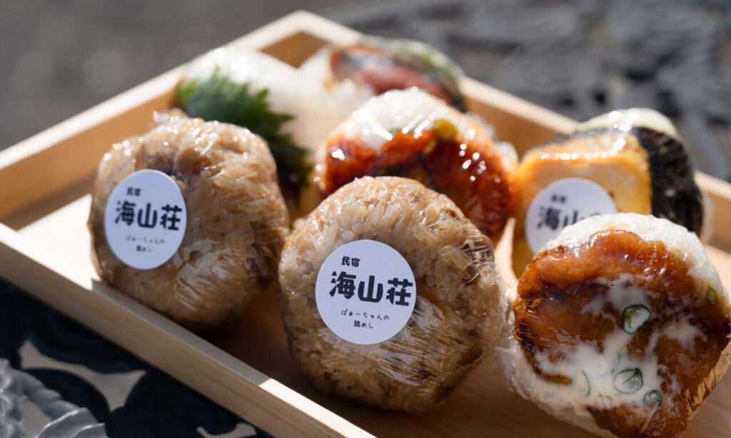 【佐伯市】おばあちゃんの鶏めしを広めたい『民宿 海山荘(かいざんそう)』のおにぎり