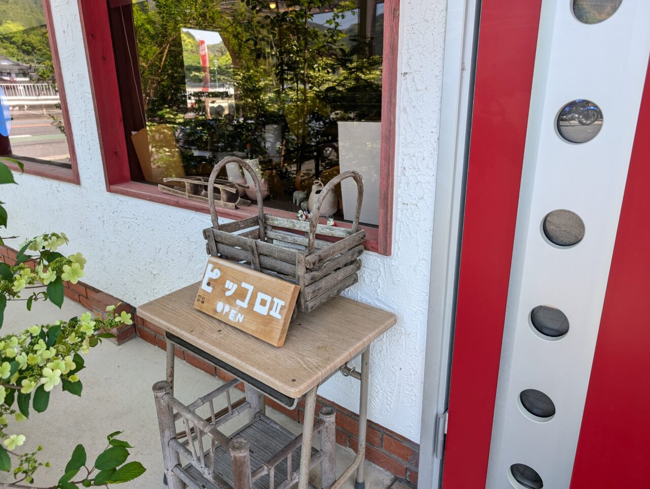【中津市】昭和時代にタイムスリップしたかのようなレトロな店内で食べる『ピッコロⅡ』のボリューム満点の定食