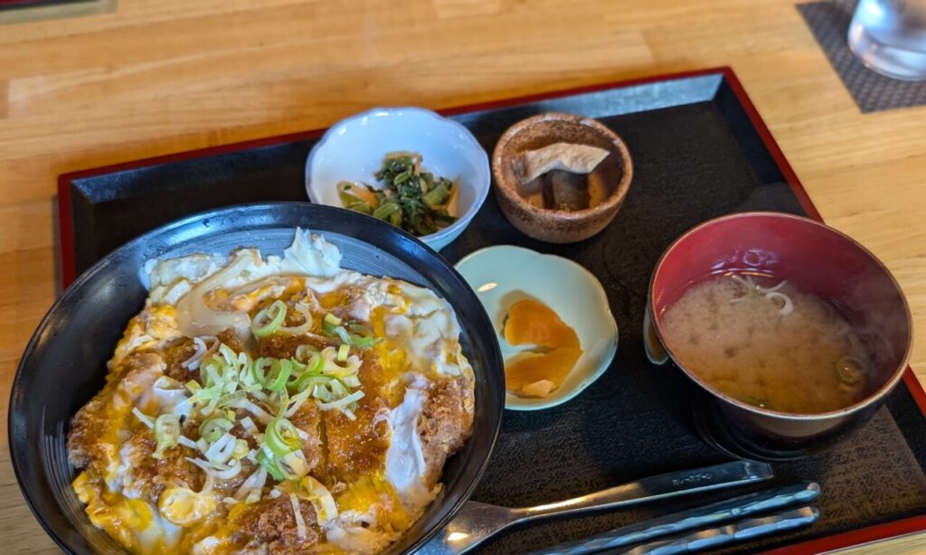 【中津市】昭和時代にタイムスリップしたかのようなレトロな店内で食べる『ピッコロⅡ』のボリューム満点の定食