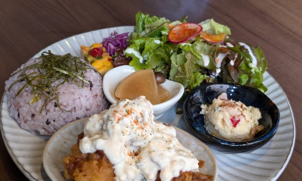 【大分市】レトロ感たっぷりで穏やかな空間の『古民家ダイニング箱』のプレートランチ