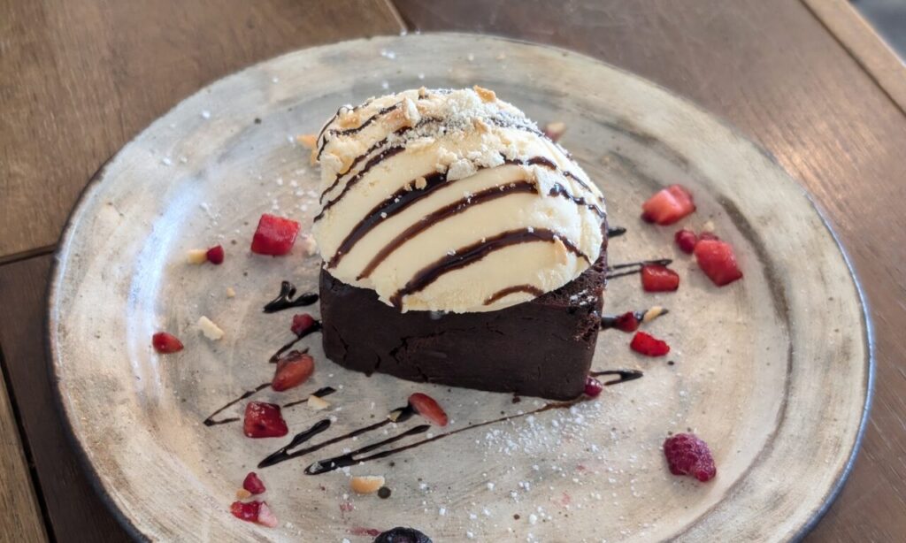 【大分市】口の中でとろけるチョコレートケーキと甘い香り広がるカフェラテで癒しの時間が過ごせるカフェ『Coffee Shop haze』