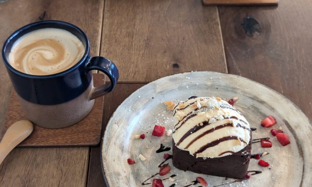【大分市】口の中でとろけるチョコレートケーキと甘い香り広がるカフェラテで癒しの時間が過ごせるカフェ『Coffee Shop haze』