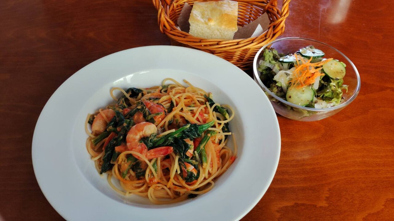 【中津市】ピンクの外観が目印!中津の名物カフェ『MOGI (モギ)』でパスタを堪能