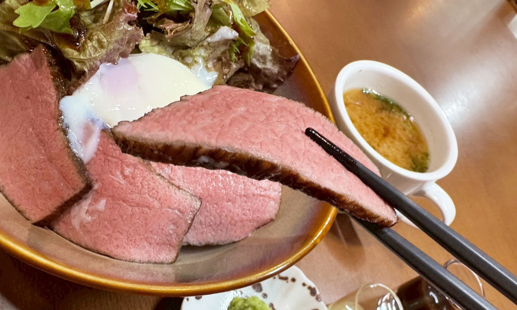 【中津市】肉好き必見!『ひのでグリル』で味わう柔らかローストビーフ丼とサクサク豚天