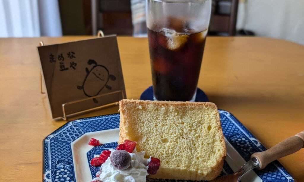 【日出町】電車を眺めながらコーヒーが楽しめる古民家カフェ『焙煎屋まめな豆や』