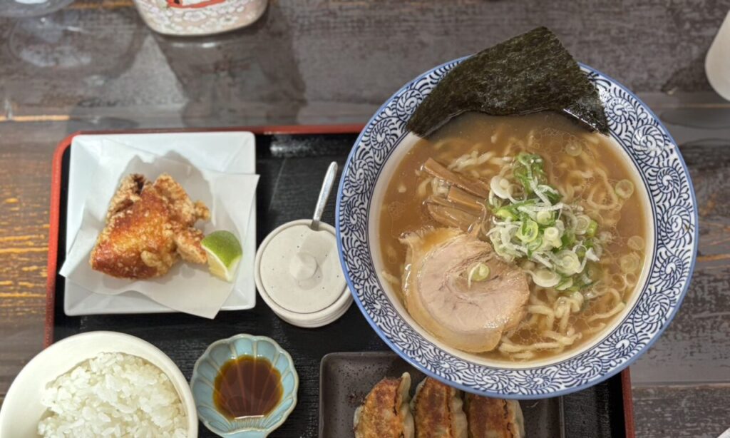 【大分市】お1人様でも気軽に立ち寄れる、『中華そば 嫁のあと』は昼でも夜でも中華そばをお酒と一緒に楽しめます。