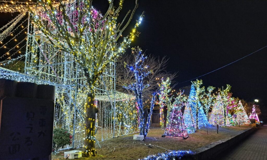 【豊前市】『ぶぜんイルミステーション2025』宇島駅前のイルミネーション♪夢のある仕掛けが楽しい『電車が見える公園』で