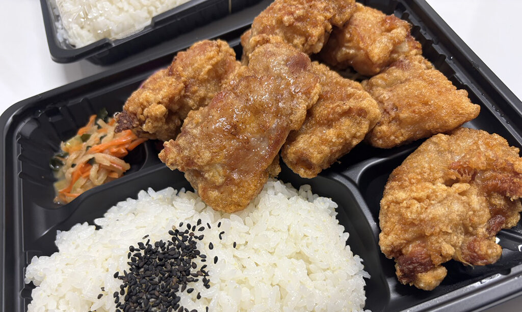 【中津市】『とんとり弁当 東浜本店』ごはんが止まらない!パックからはみ出す、ボリューム満点のお弁当。