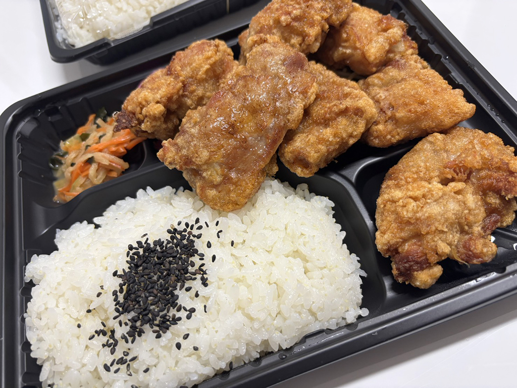 【中津市】『とんとり弁当 東浜本店』ごはんが止まらない!パックからはみ出す、ボリューム満点のお弁当。