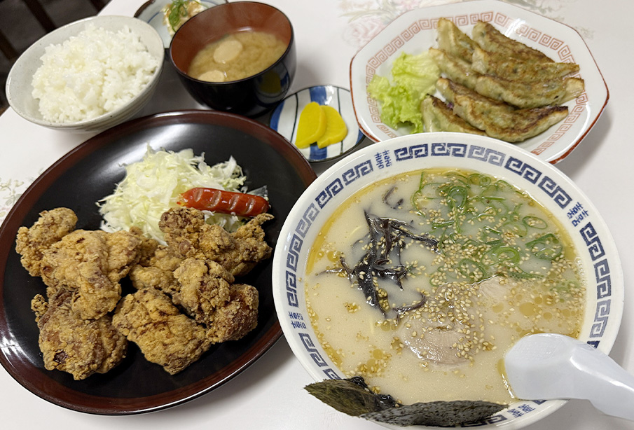 【豊前市】豊前松江駅前の昭和感ある定食屋『笑福』で、どこか懐かしいからあげ定食・ラーメン・餃子を味わう