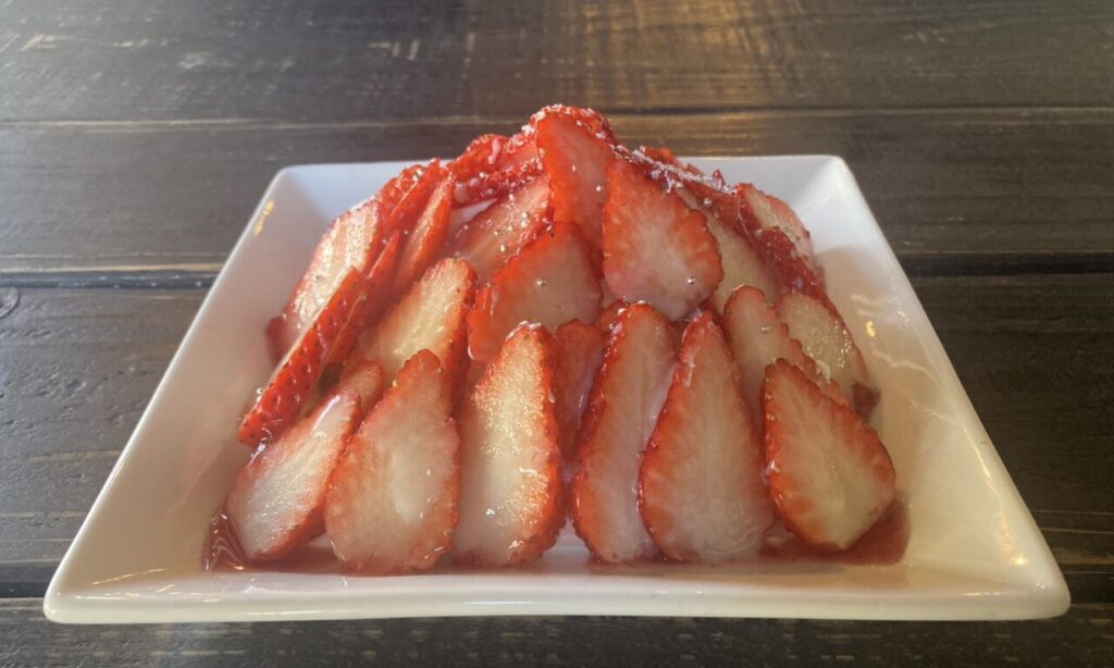 【宇佐市】『ピープルステーション』の季節限定いちごパフェ | ボリューム満点の贅沢スイーツ