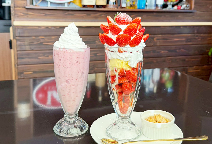【宇佐市】『Steak House R10 (ステーキハウス ルート10)』自社農園いちごの「季節限定いちごパフェ」と「いちごスムージー」