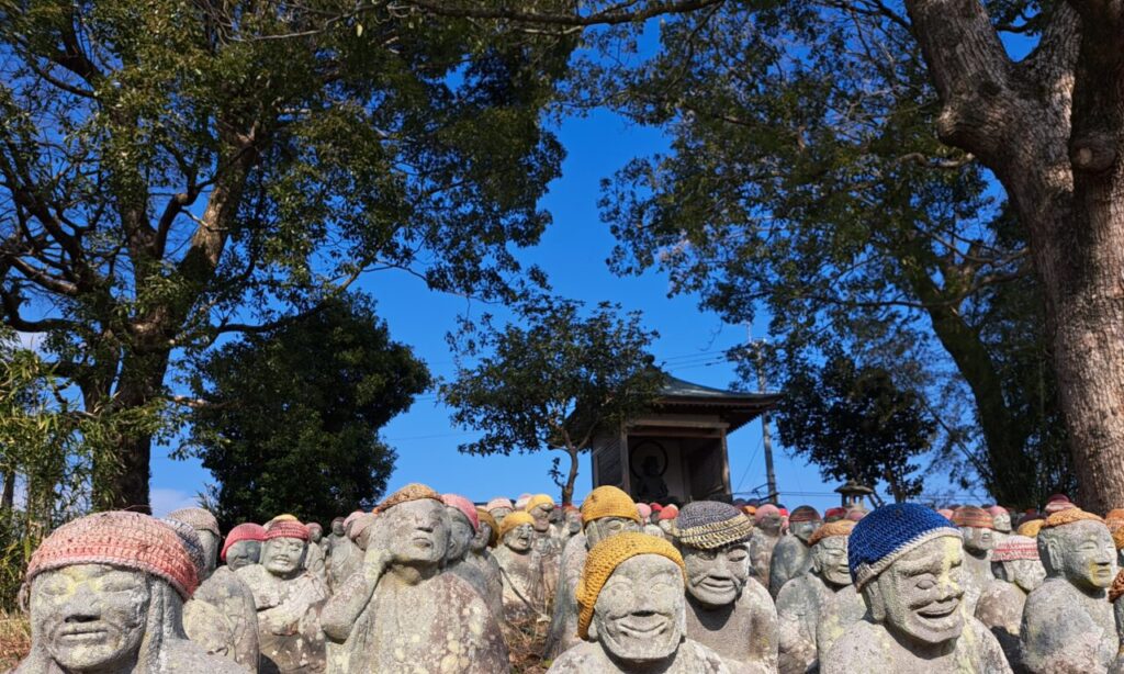 【宇佐市】『東光寺五百羅漢』かわいい帽子をかぶった表情豊かな羅漢さんが大集合!!不思議なパワースポット『仏足石』も