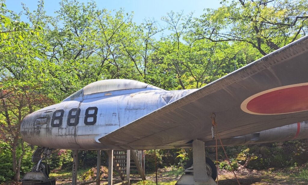 【中津市】『八面山平和公園』本物の戦闘機を間近で見られます!元気なこども達も思いっきり駆け回れる高低差のある園内♪小川も流れています