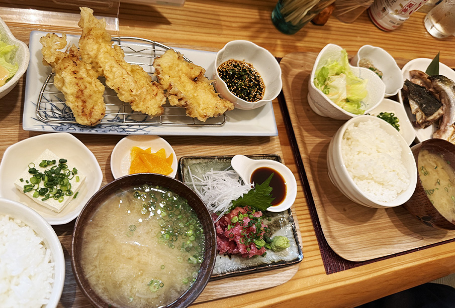 【宇佐市】居酒屋『萬蔵 (まんぞう)』で人気のボリューム満点定食ランチ!サクサクとり天や魚料理が味わえる