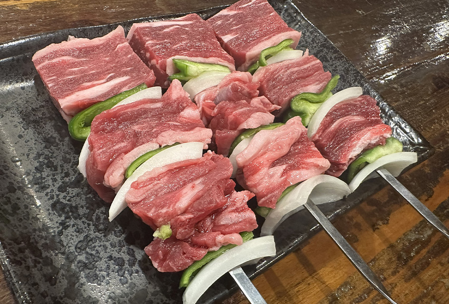 【豊前市】『本格焼鳥 黒のれん』極上の柔らかさと上品な赤身の旨味! 人気の「牛ヒレ串」| スタミナ肉グルメ特集2026