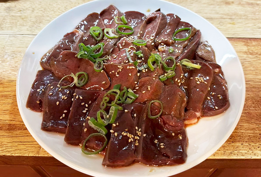 【中津市】牛と豚のレバーを食べ比べ!『焼肉 二丁目』人気のレバーセット | スタミナ肉グルメ特集2026