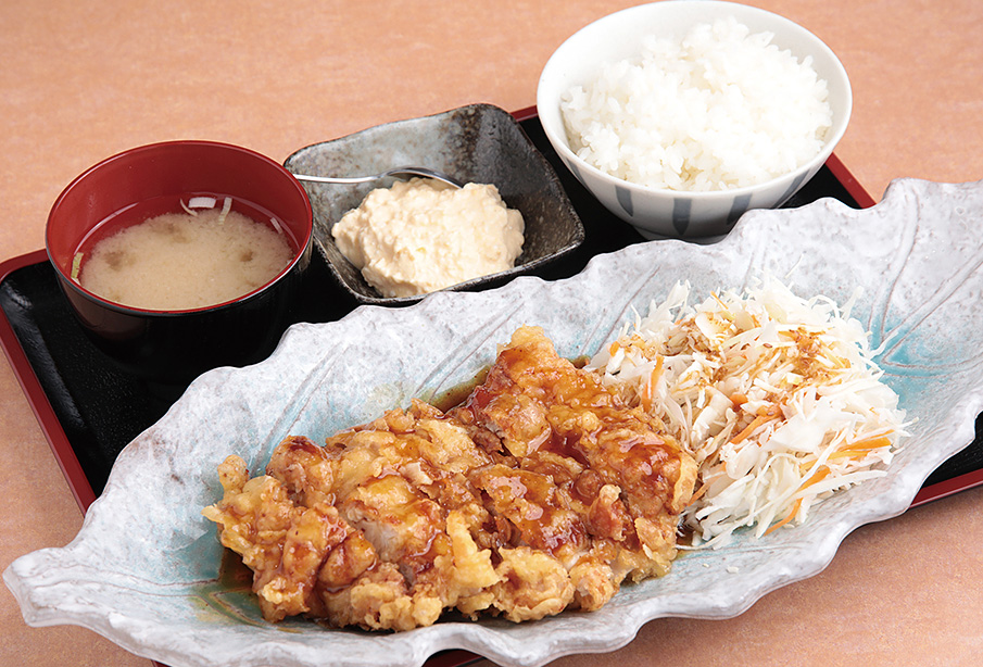 【中津市】ボリューム満点!『黒酢チキン南蛮定食 たかもとや』人気のチキン南蛮定食 | スタミナ肉グルメ特集2026