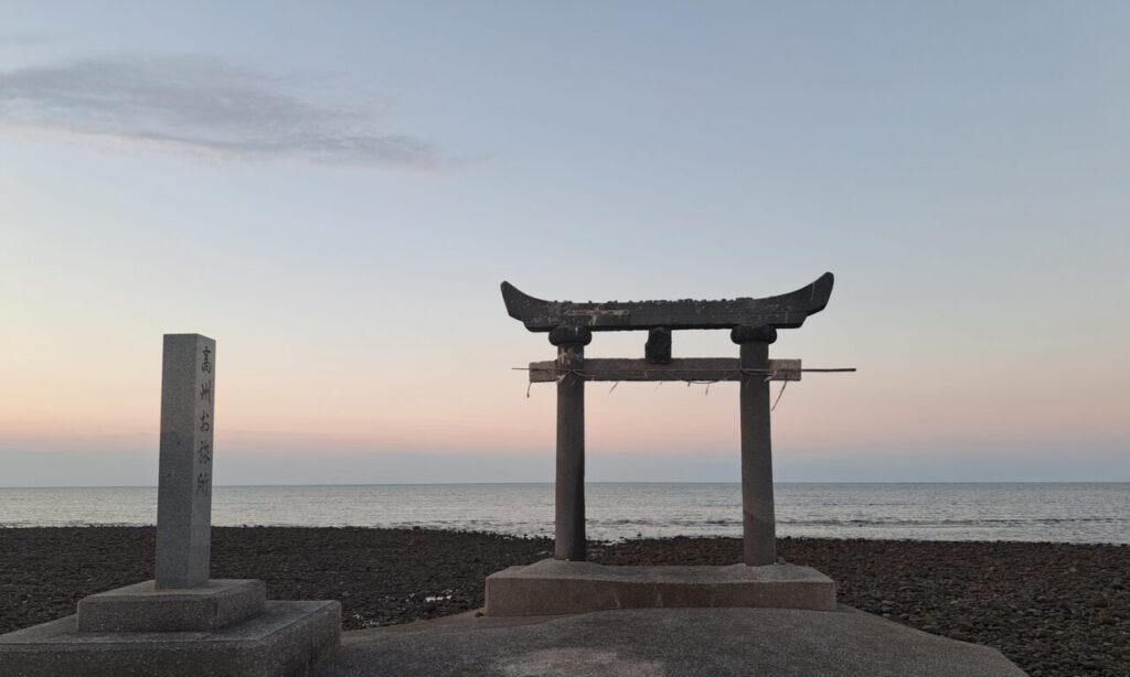 【豊前市】『高洲御旅所』海辺に立つ不思議な鳥居!!潮の満ち引きや時間帯で表情を変えるパワースポット&撮影スポット!!