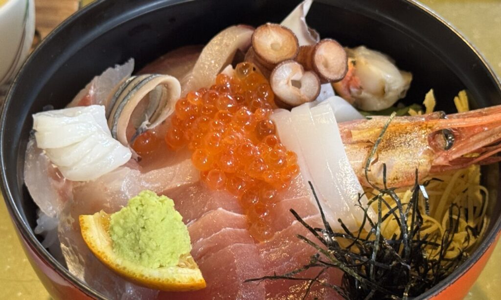 【臼杵市】人気店!『古都の酒家 海鮮 かわ村』で味わう絶品海鮮丼 心落ち着く古民家ランチ