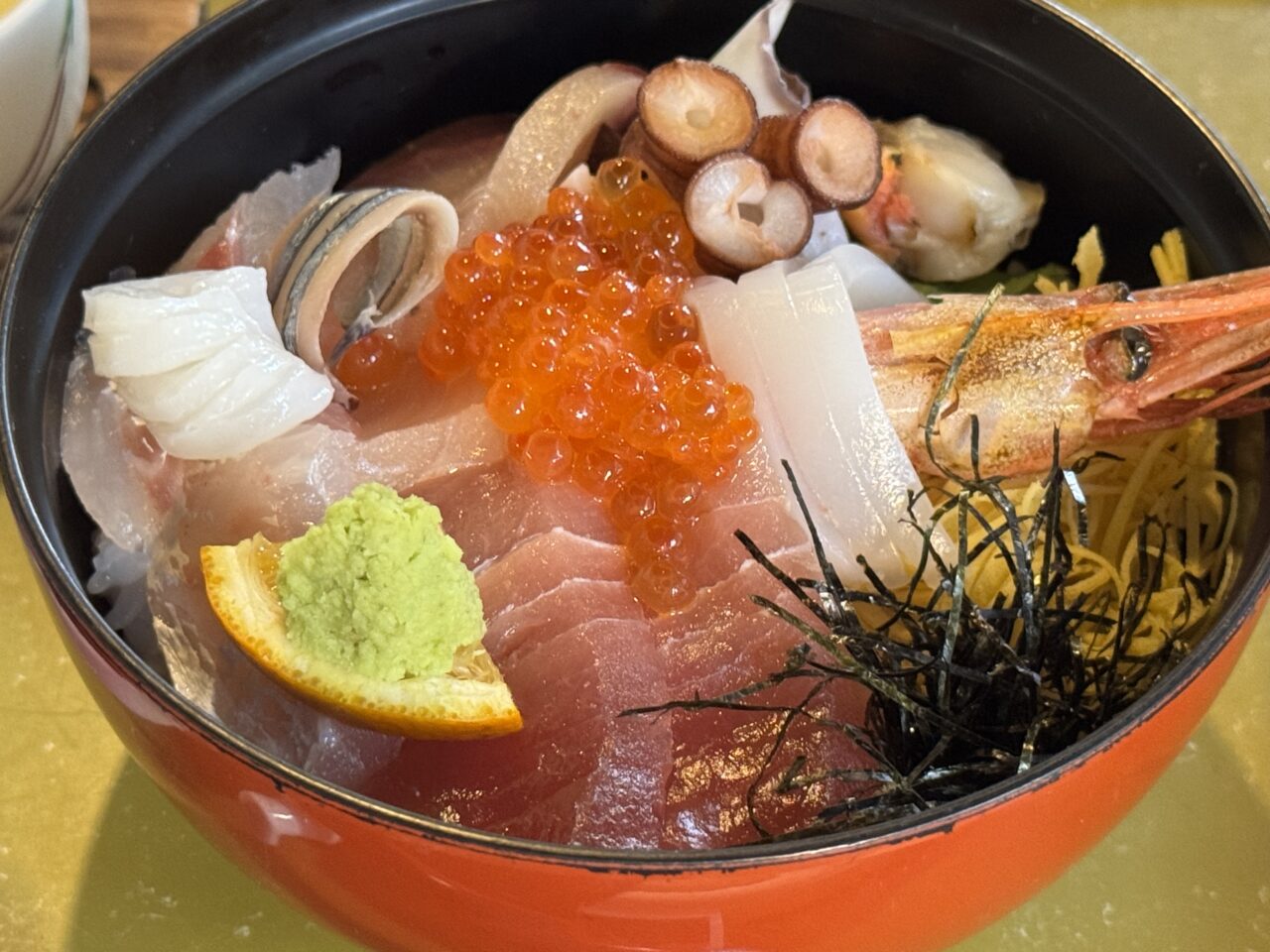 【臼杵市】人気店!『古都の酒家 海鮮 かわ村』で味わう絶品海鮮丼 心落ち着く古民家ランチ