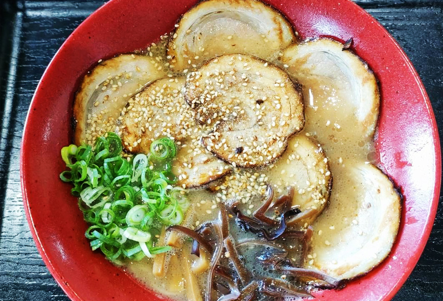 【宇佐市】濃厚豚骨を堪能!『よーちゃんラーメン』の食べ応え十分な焼豚ラーメン | ラーメン特集2026