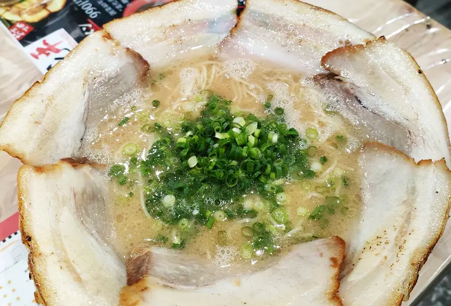 【中津市】豚骨のコクと極細麺を楽しむ!『長浜らーめん とん平 TSUNAGU 中津店』のチャーシュー麺 | ラーメン特集2026