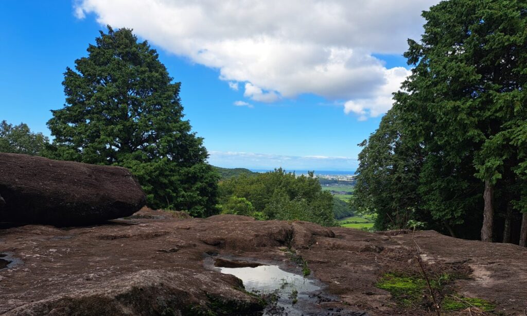 【中津市】『箭山権現石舞台』高さ7m!! 八面山中腹の天然の巨大展望台!中津市街地&海もチラリ見えます!